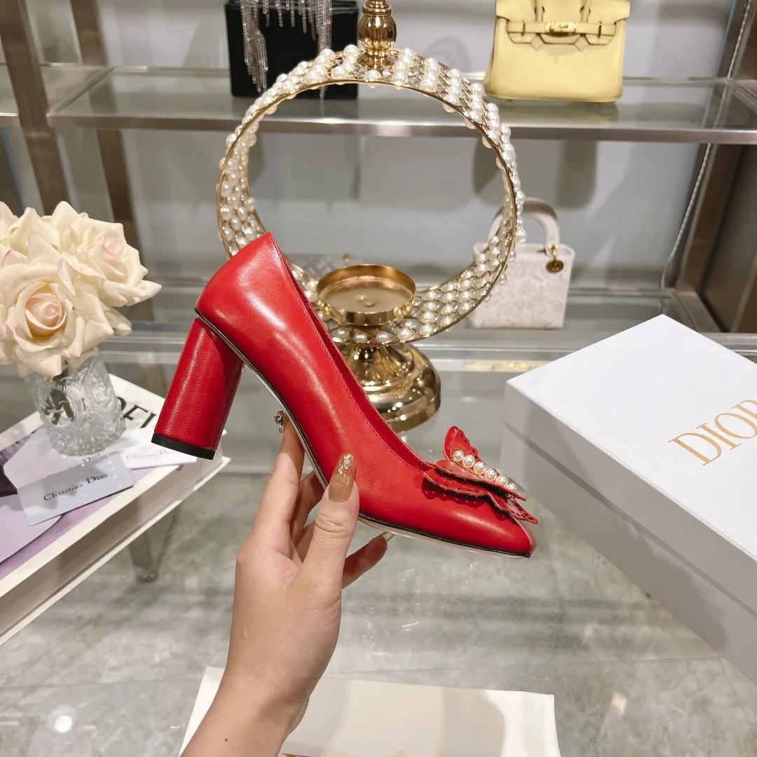👟👟Ex-factory price 560👟👟 2024 early spring new style ◼️Dior ◼️Dior spring and summer latest fashion show haute couture series sandals Bow Mary Jane ——— Ldylle retro Roman style doll women's sandals CD pearl five metal buckle bow low-heeled women's single shoes Original development top high-end version Material: imported cow patent leather upper + water-dyed sheepskin lining + original molded pearl buckle + Italian genuine leather outsole Size: 34-40 (34.40. Customization is non-refundable and non-exchangeable) Heel height: 4.5cm 8.5cm